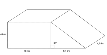 Figuren består av to rette prismer, ett firkantet og et trekantet. Det firkantede prismet har dimensjoner 80 cm, 4.3 dm og 48 cm. Inntil den ene sideflaten med dimensjoner 48 cm og 4.3 dm er den ene rektangulære siden i det trekantede prismet. Høyden i prismet er på 4,3 dm. Trekanten som prismet er bygget opp av er rettvinklet, og katetene har lengde 48 cm og 6,4 cm.